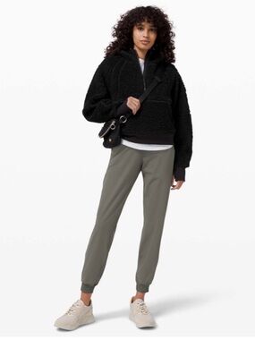Lululemon On the Fly Jogger Size 6 Grey Sage